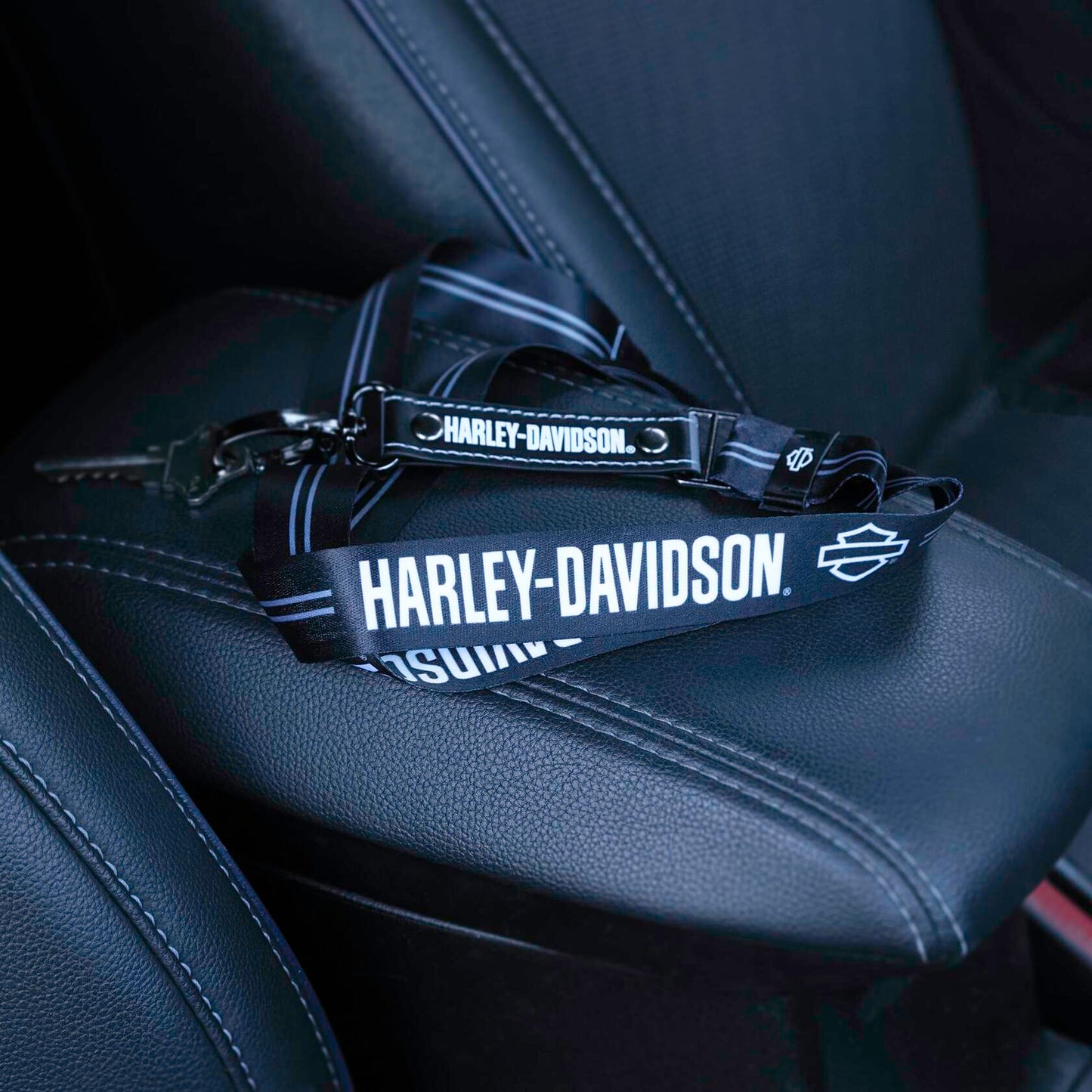 Plasticolor 4627R01 Harley-Davidson Bar & Shield Text Logo Lanyard Black & White